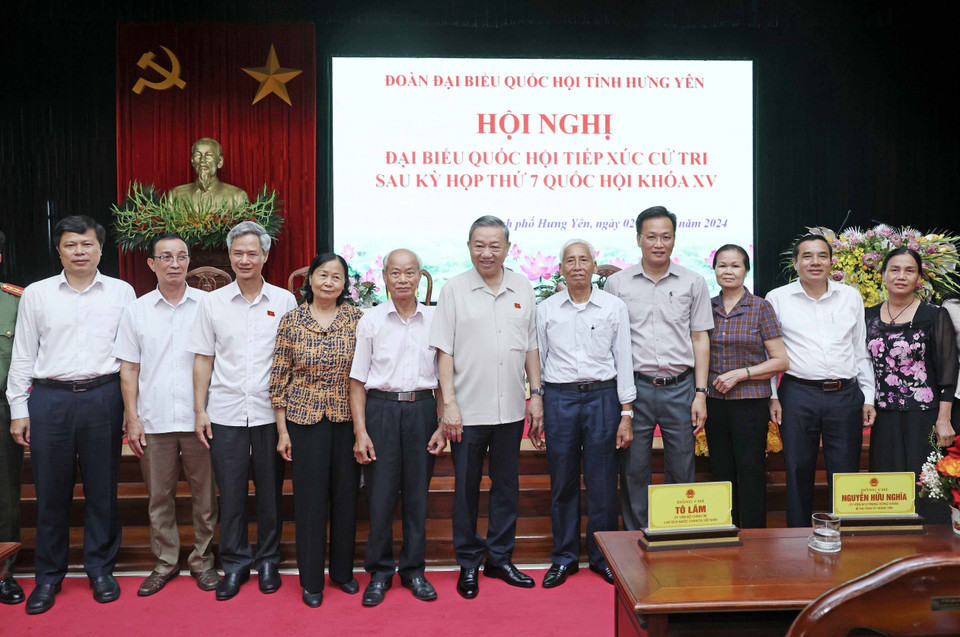 Chủ tịch nước Tô Lâm với các cử tri. (Ảnh: Nhan Sáng/TTXVN)