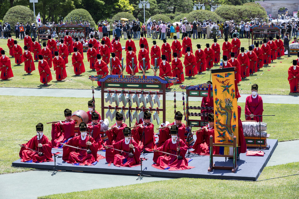 Hình ảnh tái hiện nghi lễ cung đình trong khuôn viên Nhà Xanh phục vụ khách tham quan. (Ảnh: Anh Nguyên/TTXVN)