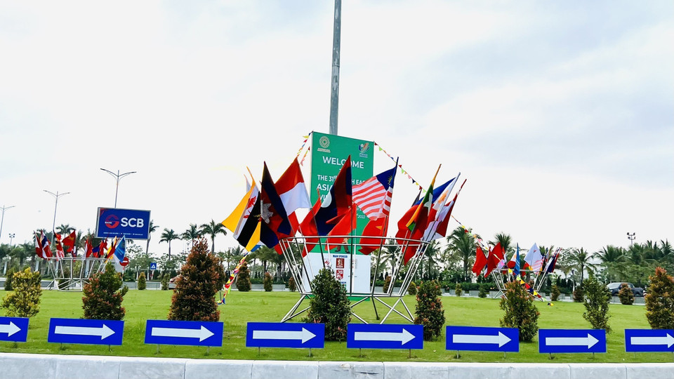 Băng rôn, pano, ápphích được trang trí tại Quảng Ninh. (Ảnh: TTXVN phát)