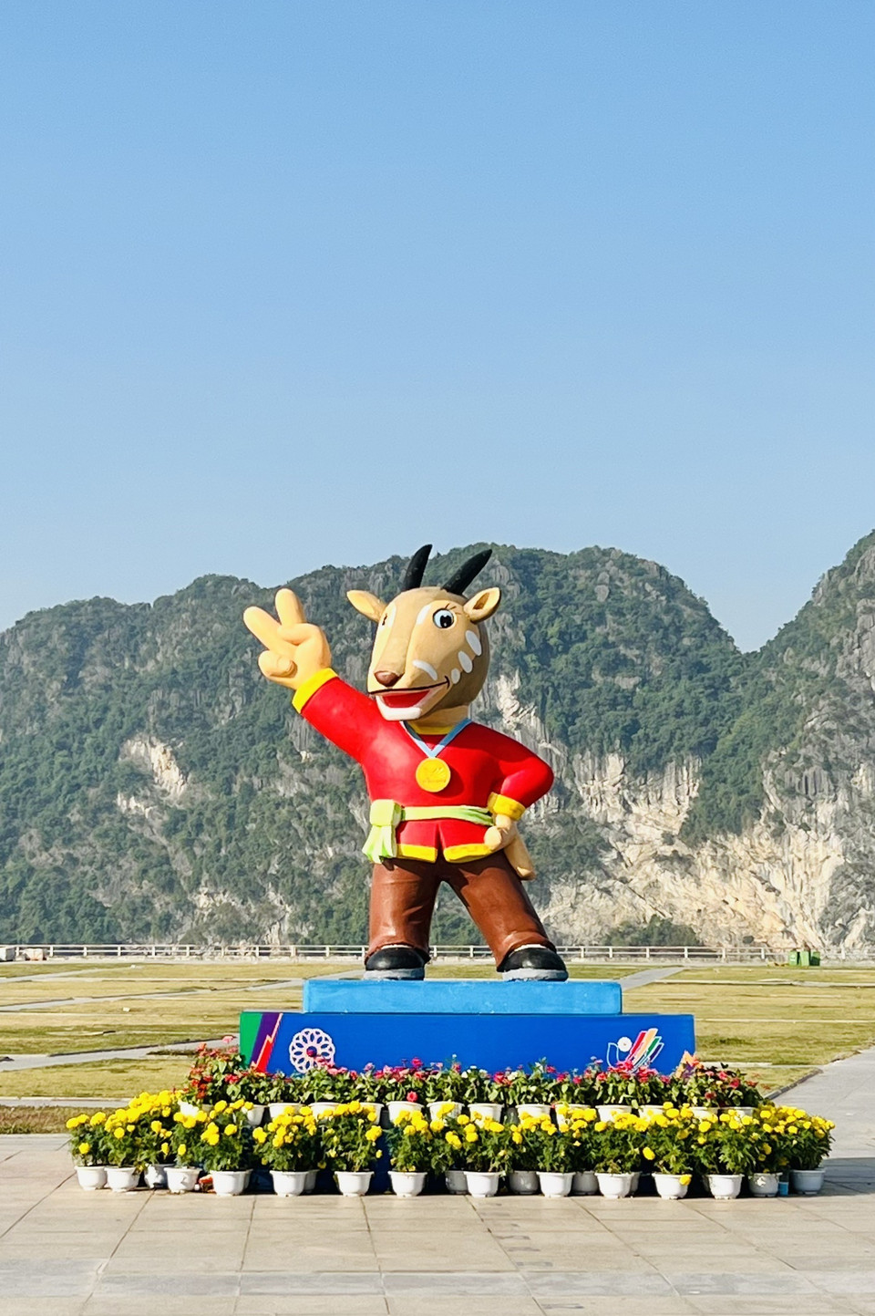 Biểu tượng SEA Games 31 được đặt ở quảng trường 30/10. (Ảnh: TTXVN phát)