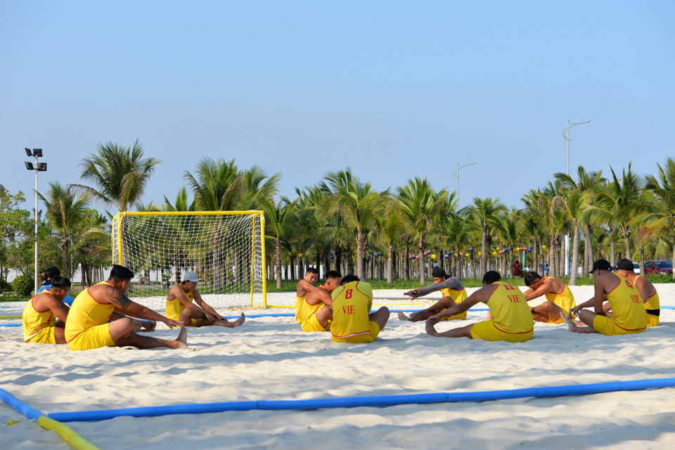 Đội tuyển Việt Nam nỗ lực để bảo vệ thành tích nhà vô địch từ SEA Games 30. (Ảnh: Thanh Vân/TTXVN)