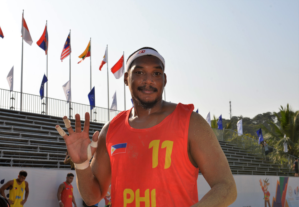 Vận động viên Andrew Harris đội Philippines hài lòng với thời tiết, sân thi đấu, ăn, nghỉ tại đảo Tuần Châu (thành phố Hạ Long, Quảng Ninh). (Ảnh: Thanh Vân/TTXVN)