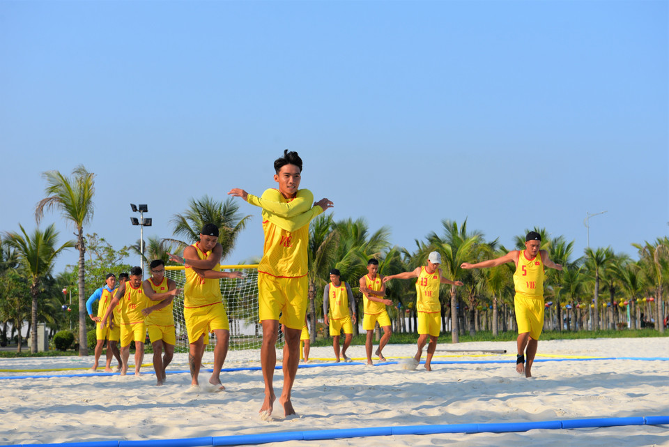 Các vận động viên đội tuyển Việt Nam khởi động trước khi tập luyện. (Ảnh: Thanh Vân/TTXVN)