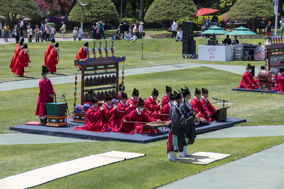 Tái hiện nghi lễ cung đình trong khuôn viên Nhà Xanh phục vụ khách tham quan. (Ảnh: Anh Nguyên/TTXVN)