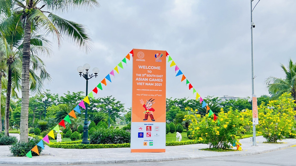 Pano được trang hoàng ở các tuyến đường dẫn đến điểm thi đấu. (Ảnh: TTXVN phát)