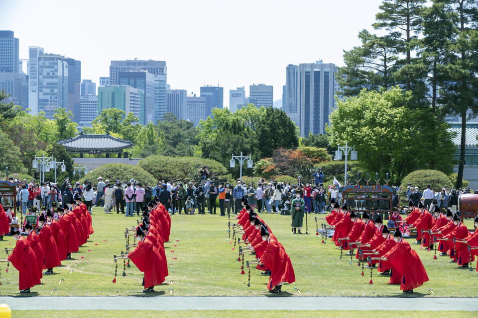 Tái hiện nghi lễ cung đình trong khuôn viên Nhà Xanh phục vụ khách tham quan. (Ảnh: Anh Nguyên/TTXVN)