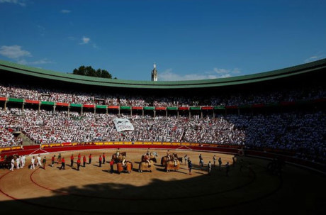 Các khán giả có mặt ở đấu trường nơi Barrio thiệt mạng cũng dành một phút mặc niệm để tưởng nhớ về anh. (Nguồn: EPA)