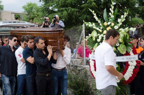 Thi hài anh được mọi người đưa về nhà. (Nguồn: EPA)