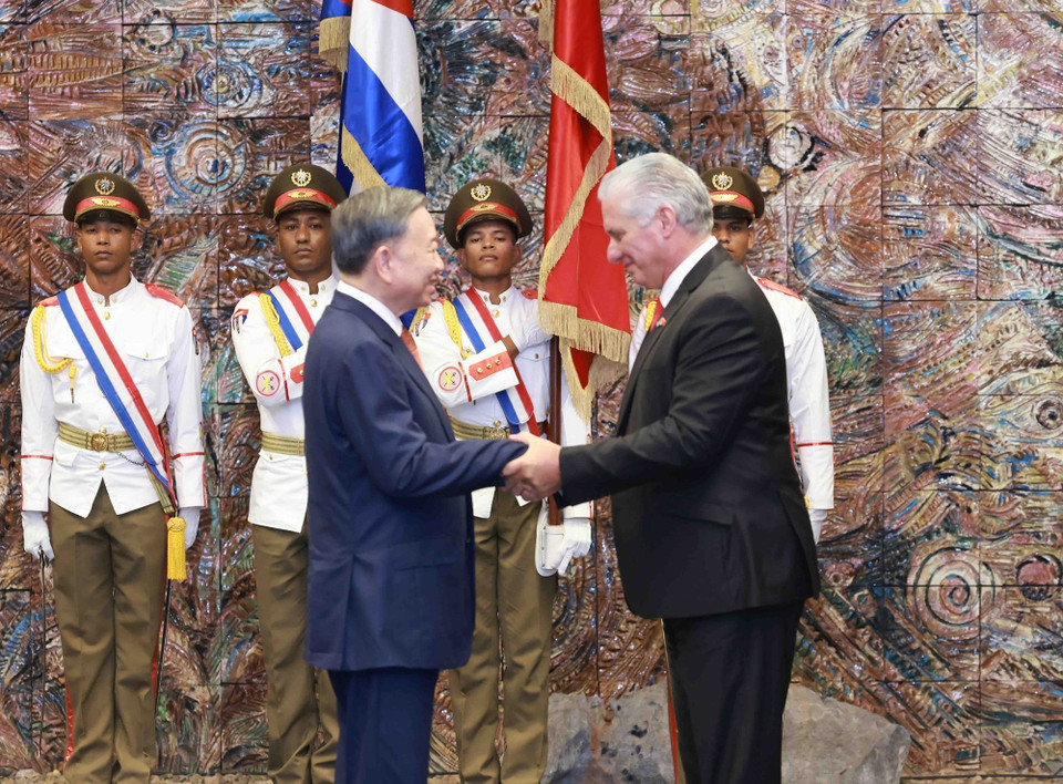 Chủ tịch Cuba Miguel Diaz Canel Bermudez (bên phải) nồng nhiệt chúc mừng Tổng Bí thư, Chủ tịch nước Tô Lâm. (Ảnh: Lâm Khánh/TTXVN)