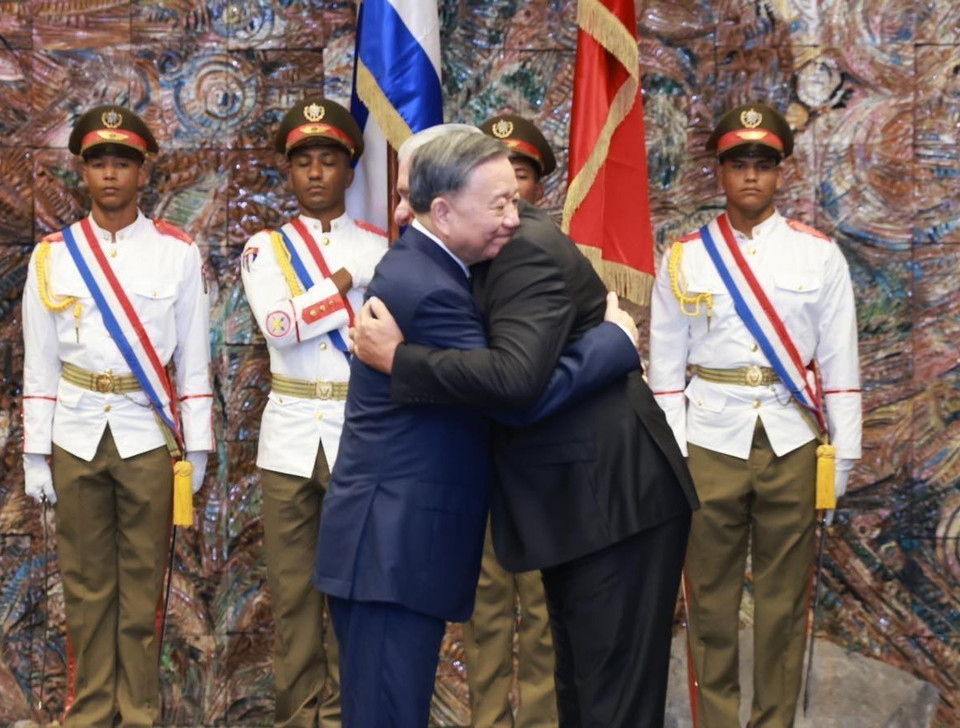 Bí thư thứ nhất Đảng Cộng sản Cuba, Chủ tịch Cuba Miguel Diaz Canel Bermudez và Tổng Bí thư, Chủ tịch nước Tô Lâm thể hiện tình cảm chân thành của những người anh em thân thiết. (Ảnh: Lâm Khánh/TTXVN)