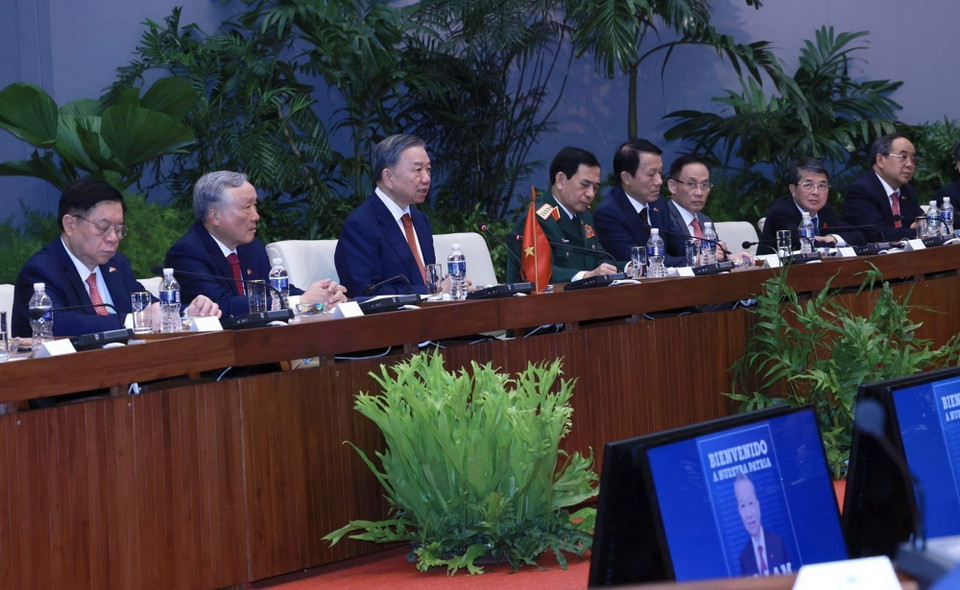 Tổng Bí thư, Chủ tịch nước Tô Lâm và Đoàn Việt Nam tại cuộc hội đàm cấp cao với Bí thư thứ nhất Đảng Cộng sản Cuba, Chủ tịch Cuba Miguel Diaz-Canel Bermudez và Đoàn Cuba. (Ảnh: Lâm Khánh/TTXVN)