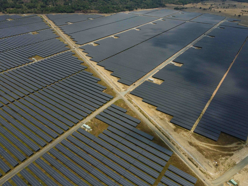 Cánh đồng pin năng lượng Mặt Trời dưới chân Núi Cấm của Nhà máy điện Mặt Trời Sao Mai-An Giang. (Ảnh: Vũ Sinh/TTXVN)