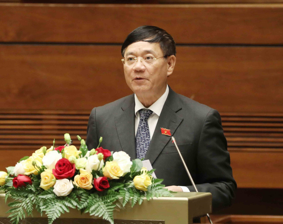 Trưởng Ban công tác đại biểu của Quốc hội Trần Văn Tuý trình bày Nghị quyết về việc miễn nhiệm một số Phó Chủ tịch Quốc hội. (Ảnh: Phương Hoa/TTXVN)