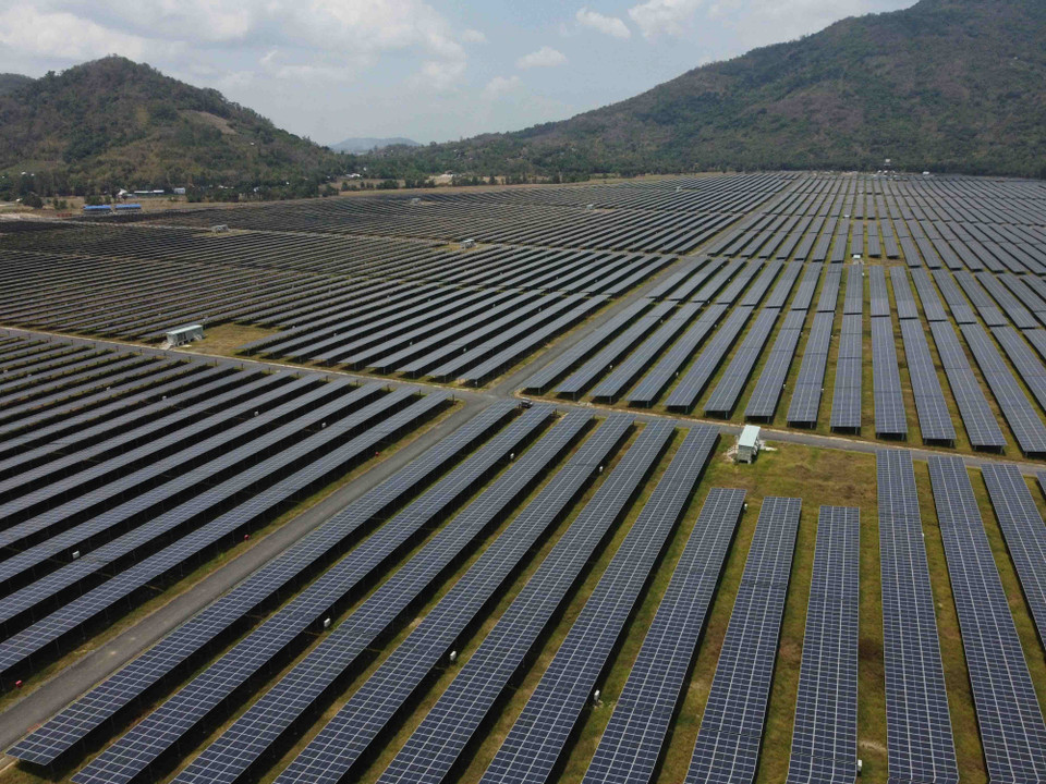 Cánh đồng pin năng lượng Mặt Trời dưới chân Núi Cấm của Nhà máy điện Mặt Trời Sao Mai-An Giang. (Ảnh: Vũ Sinh/TTXVN)