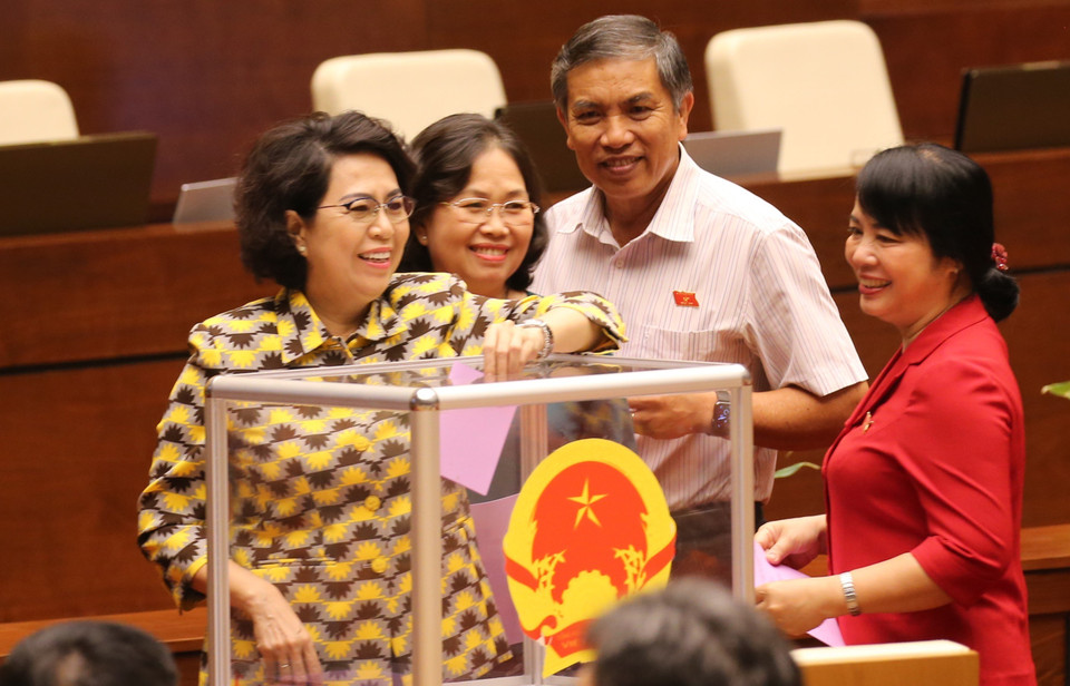  Các đại biểu bỏ phiếu miễn nhiệm một số Phó Chủ tịch Quốc hội. (Ảnh: Dương Giang/TTXVN)