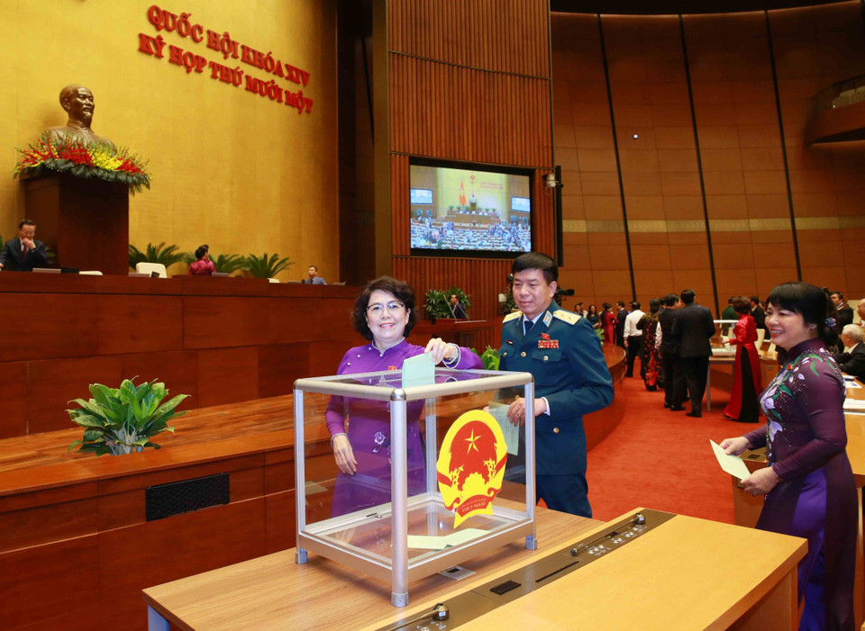 Đại biểu Quốc hội bỏ phiếu bầu Chủ tịch Quốc hội, Chủ tịch Hội đồng bầu cử quốc gia. (Ảnh: Phương Hoa/TTXVN)