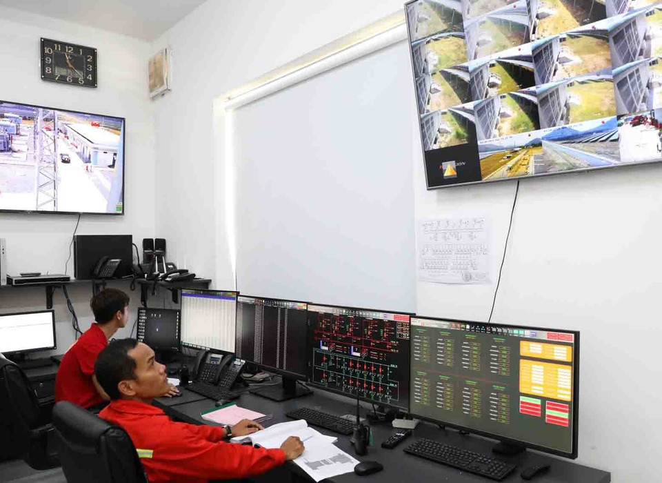 Các kỹ sư giám sát, theo dõi vận hành nhà máy tại phòng điều khiển trung tâm. (Ảnh: Phạm Hậu/TTXVN)