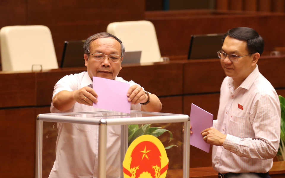  Các đại biểu bỏ phiếu miễn nhiệm một số Phó Chủ tịch Quốc hội. (Ảnh: Dương Giang/TTXVN)