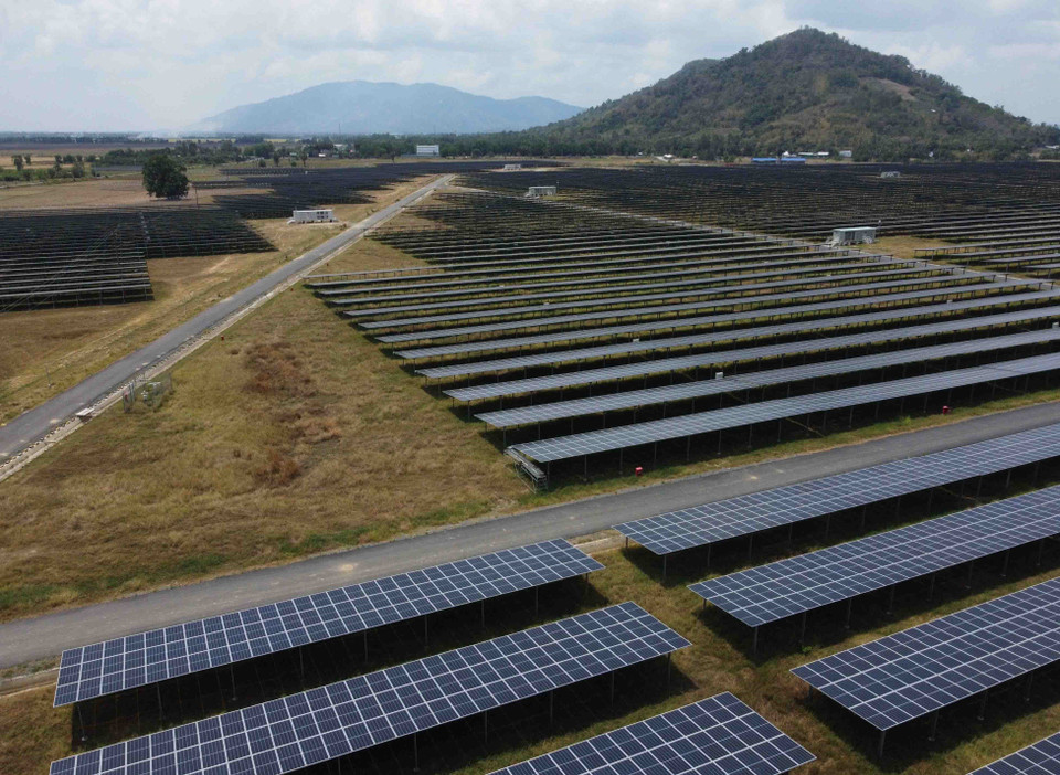 Cánh đồng pin năng lượng Mặt Trời dưới chân Núi Cấm của Nhà máy điện Mặt Trời Sao Mai-An Giang. (Ảnh: Vũ Sinh/TTXVN)