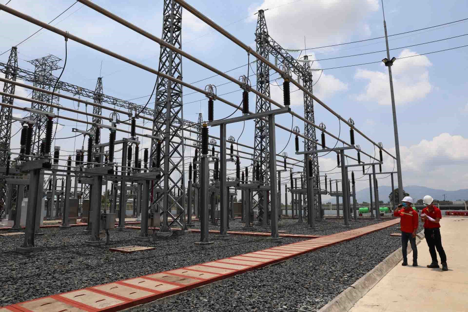  Kỹ sư kiểm tra, giám sát hoạt động của trạm biến áp. (Ảnh: Phạm Hậu/TTXVN)