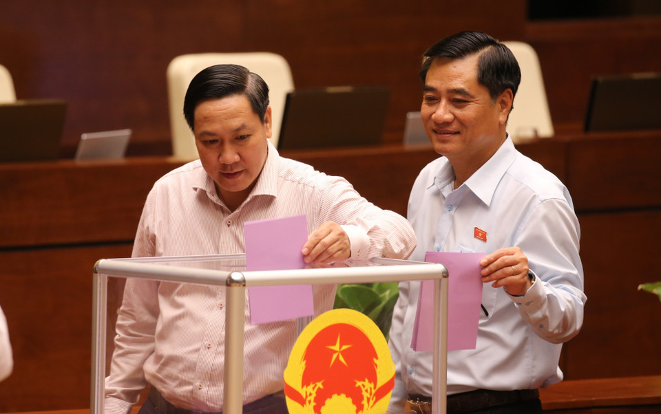  Các đại biểu bỏ phiếu miễn nhiệm một số Phó Chủ tịch Quốc hội. (Ảnh: Dương Giang/TTXVN)