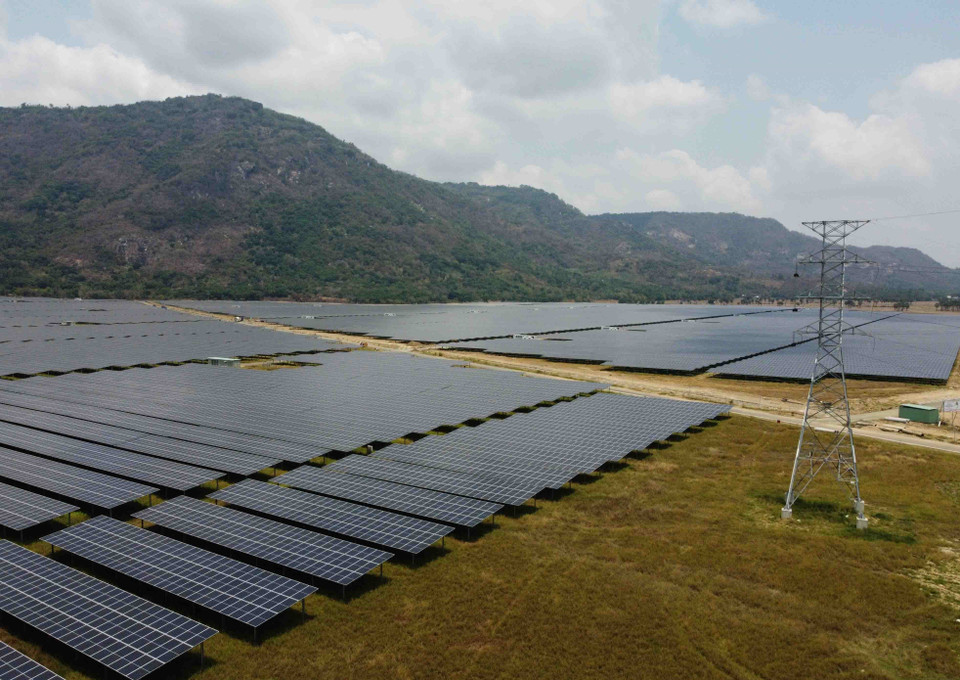 Cánh đồng pin năng lượng mặt trời dưới chân Núi Cấm của Nhà máy điện mặt trời Sao Mai-An Giang. (Ảnh: Vũ Sinh/TTXVN)