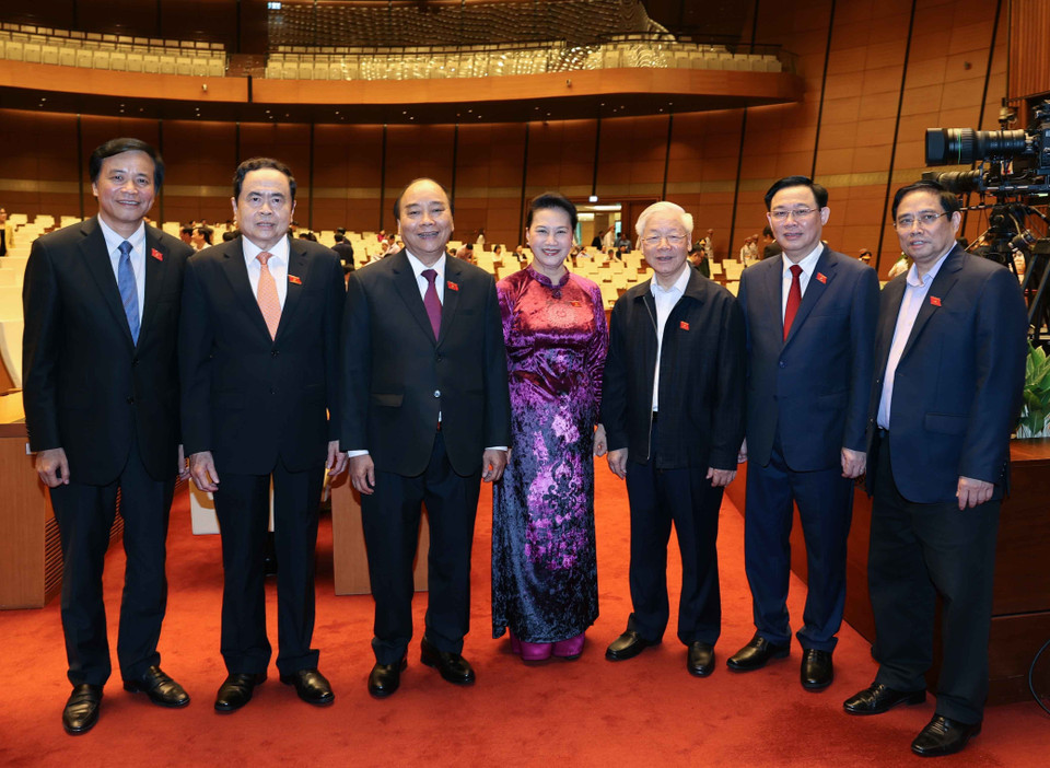 Tổng Bí thư, Chủ tịch nước Nguyễn Phú Trọng, Thủ tướng Nguyễn Xuân Phúc, Chủ tịch Quốc hội Vương Đình Huệ, Chủ tịch Hội đồng Bầu cử quốc gia với các lãnh đạo Đảng, Nhà nước. (Ảnh: Trí Dũng/TTXVN)