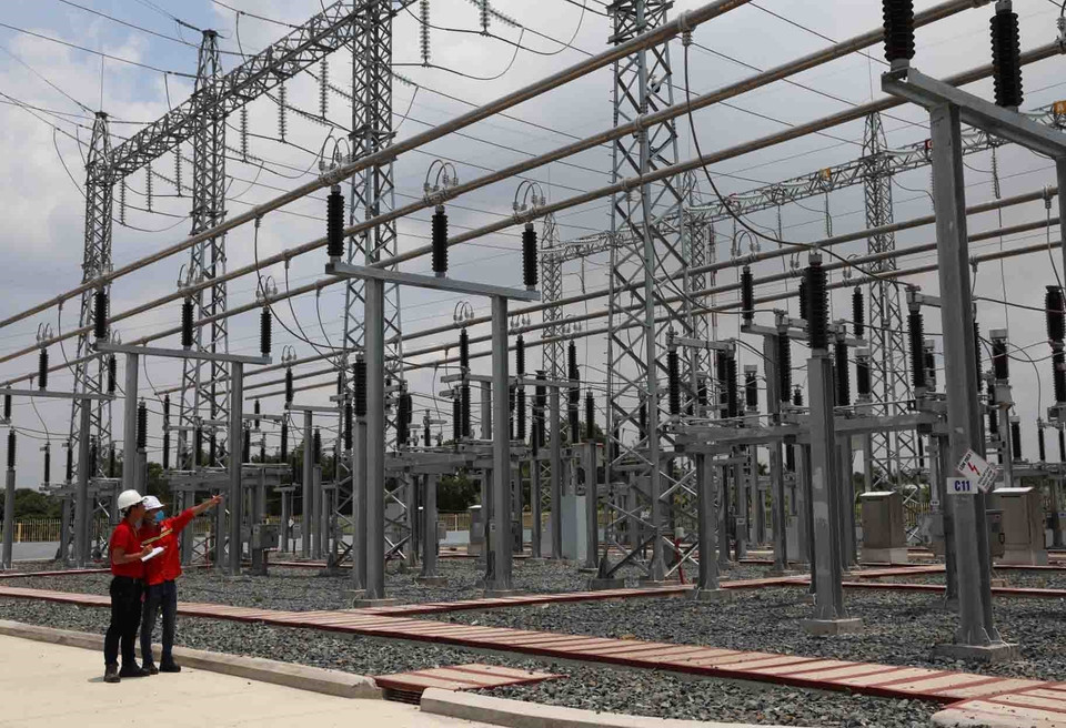  Kỹ sư kiểm tra, giám sát hoạt động của trạm biến áp. (Ảnh: Phạm Hậu/TTXVN)