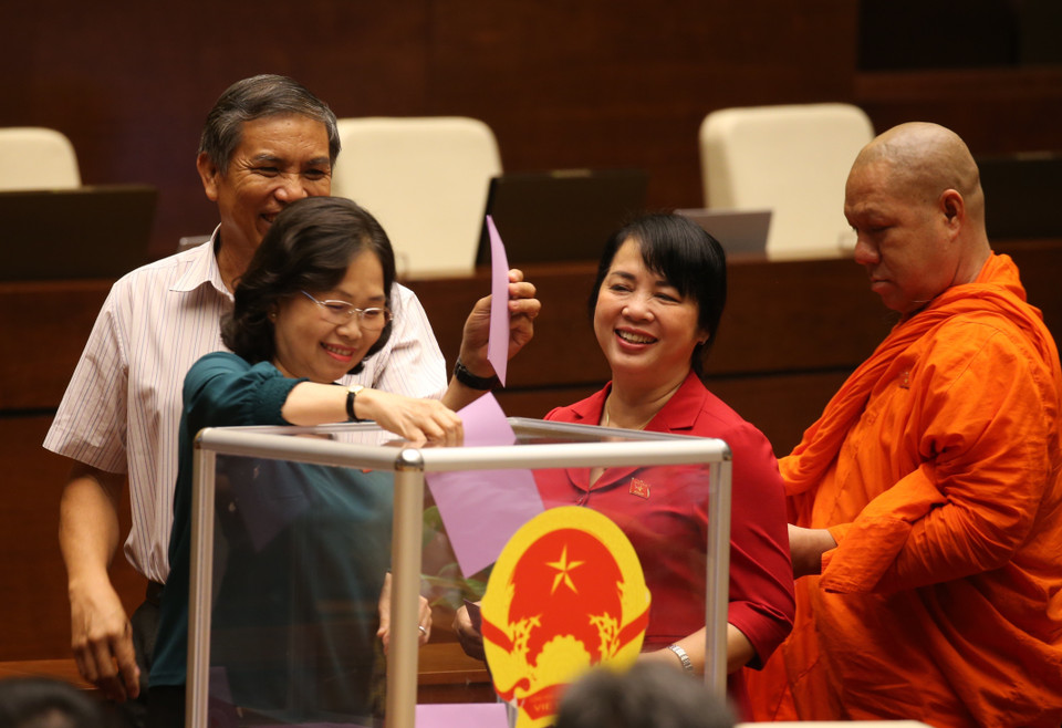  Các đại biểu bỏ phiếu miễn nhiệm một số Phó Chủ tịch Quốc hội. (Ảnh: Dương Giang/TTXVN)