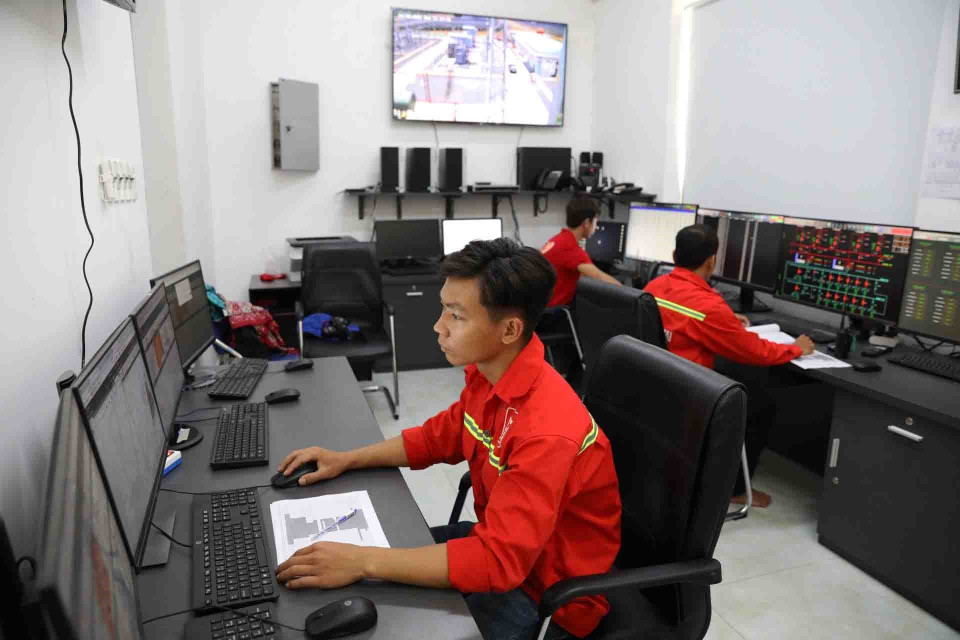 Các kỹ sư giám sát, theo dõi vận hành nhà máy tại phòng điều khiển trung tâm. (Ảnh: Phạm Hậu/TTXVN)