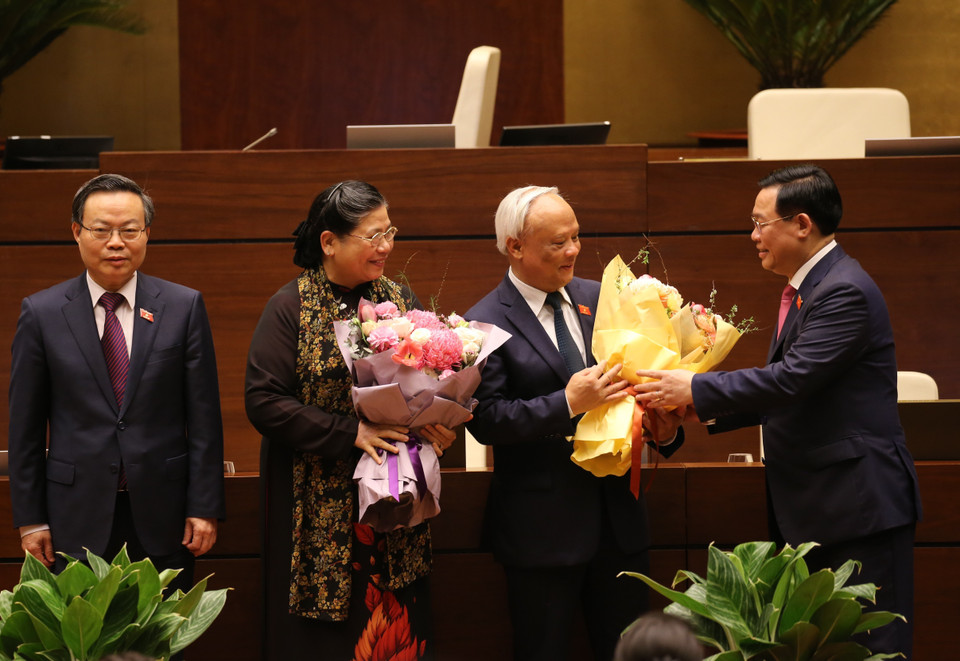 Chủ tịch Quốc hội Vương Đình Huệ tặng hoa cho các đồng chí không giữ chức Phó Chủ tịch Quốc hội khoá XIV. (Ảnh: Dương Giang/TTXVN)