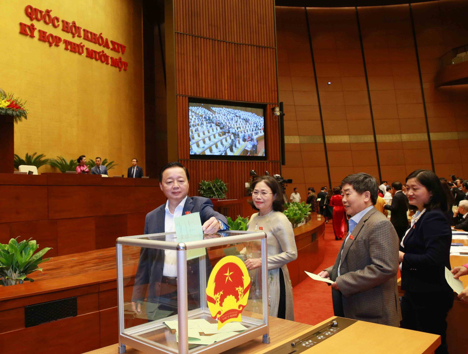 Đại biểu Quốc hội bỏ phiếu bầu Chủ tịch Quốc hội, Chủ tịch Hội đồng bầu cử quốc gia. (Ảnh: Phương Hoa/TTXVN)