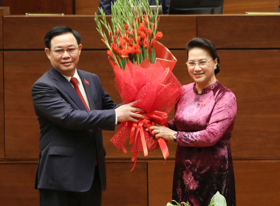 Nguyên Chủ tịch Quốc hội Nguyễn Thị Kim Ngân tặng hoa chúc mừng Chủ tịch Quốc hội Vương Đình Huệ. (Ảnh: Phương Hoa/TTXVN)