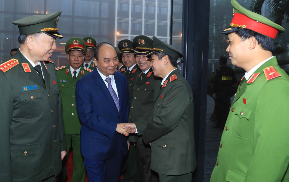 Thủ tướng Nguyễn Xuân Phúc với các cán bộ, sỹ quan cao cấp của lực lượng Công an nhân dân. (Ảnh: Thống Nhất/TTXVN)