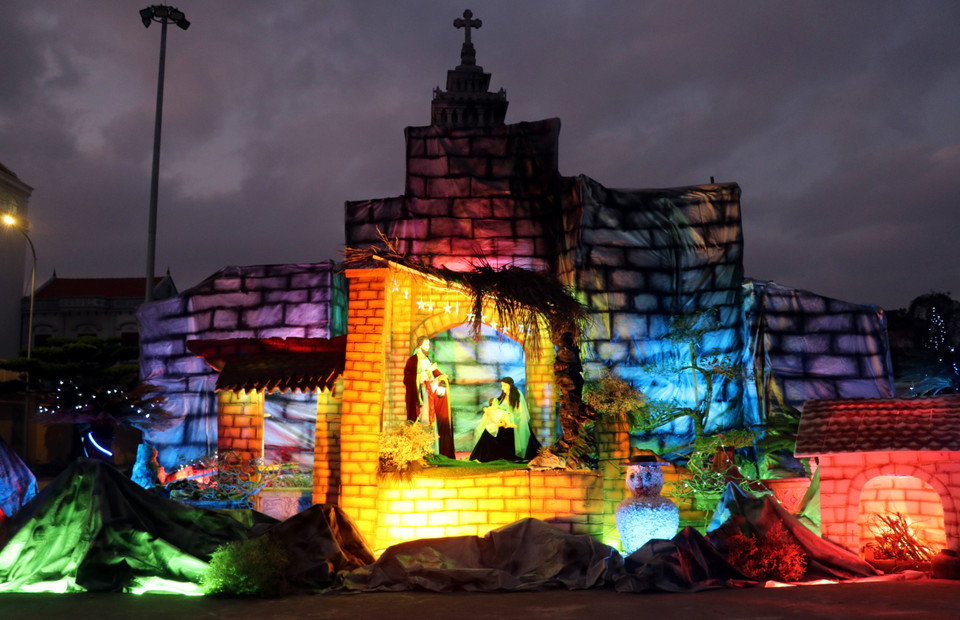 Hang đá tái hiện bí tích Thiên Chúa Giáng sinh. (Ảnh: Văn Đạt/TTXVN)