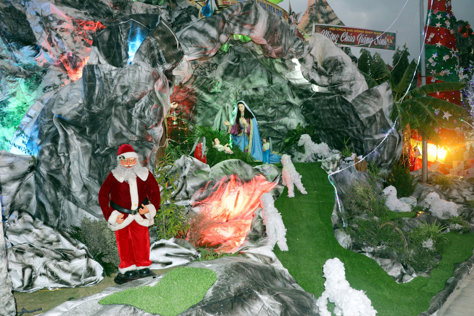 Bà con giáo dân Giáo xứ Phú Nhai trang hoàng hang đá, tái hiện bí tích Thiên Chúa Giáng sinh. (Ảnh: Văn Đạt/TTXVN)