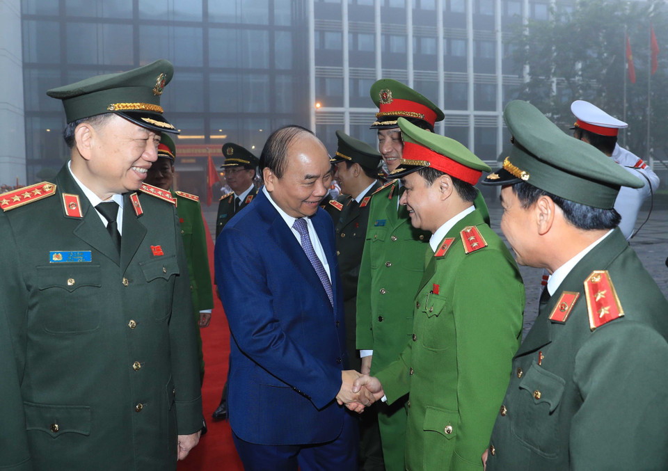 Thủ tướng Nguyễn Xuân Phúc với các cán bộ, sỹ quan cao cấp của lực lượng Công an nhân dân. (Ảnh: Thống Nhất/TTXVN)