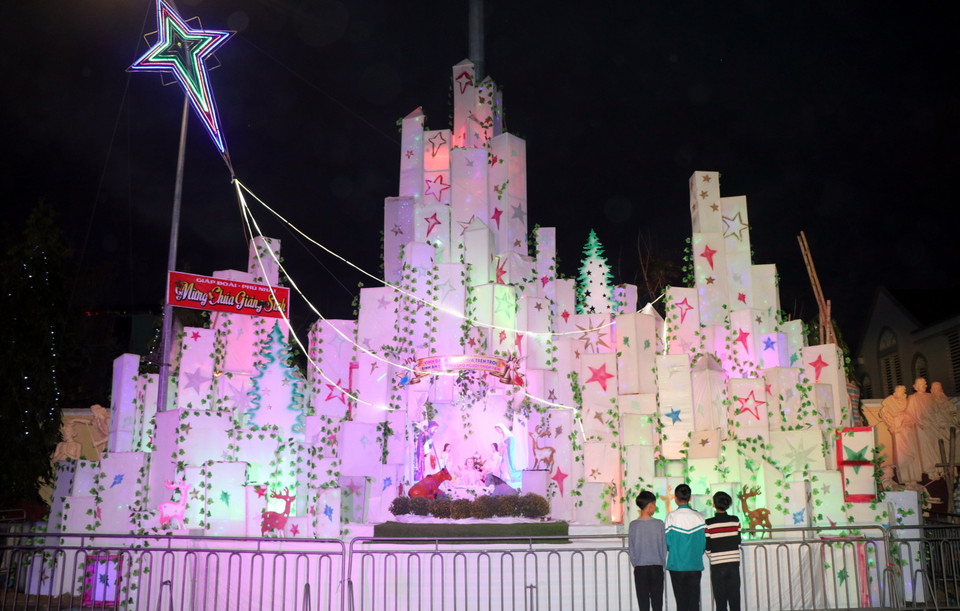 Trang hoàng rực rỡ tại Giáo xứ Phú Nhai, Giáo phận Bùi Chu.(Ảnh: Văn Đạt/TTXVN)