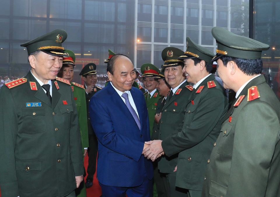 Thủ tướng Nguyễn Xuân Phúc với các cán bộ, sỹ quan cao cấp của lực lượng Công an nhân dân. (Ảnh: Thống Nhất/TTXVN)