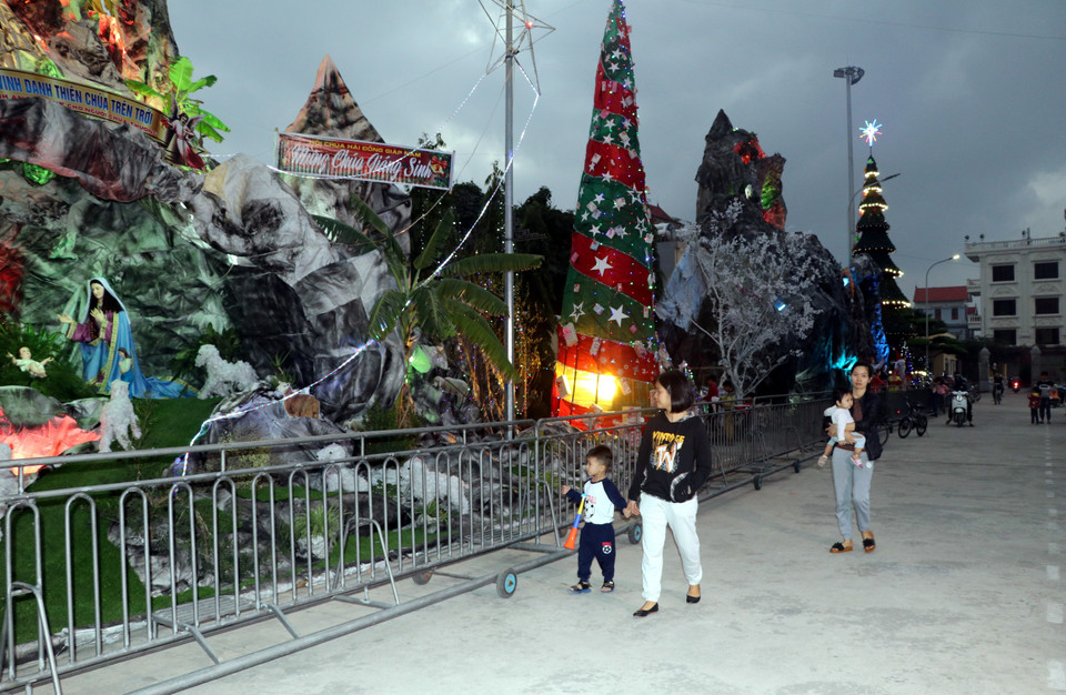 Bà con giáo dân Giáo xứ Phú Nhai vãn cảnh tại nhà thờ. (Ảnh: Văn Đạt/TTXVN)