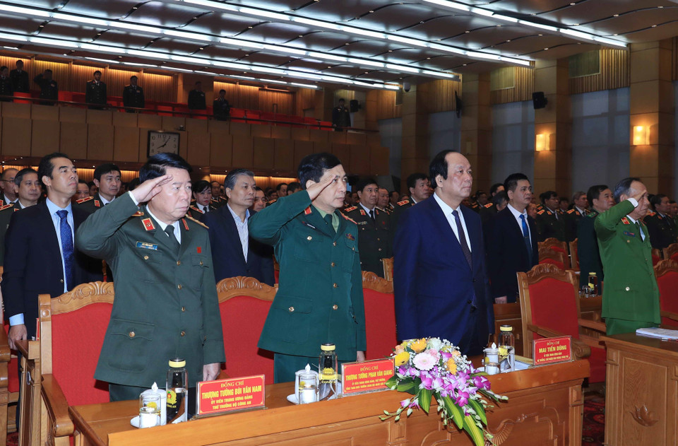 Các đại biểu thực hiện nghi thức chào cờ. (Ảnh: Thống Nhất/TTXVN)