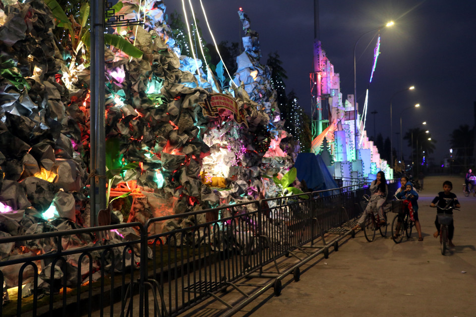 Không khí giáng sinh náo nức tại Giáo xứ Phú Nhai. (Ảnh: Văn Đạt/TTXVN)