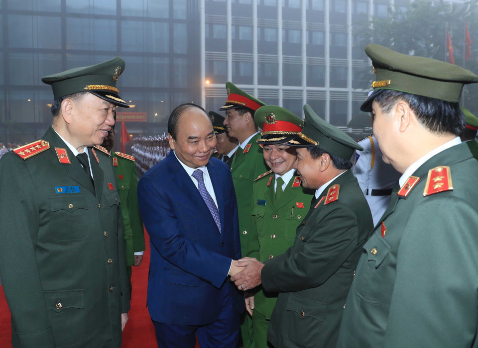 Thủ tướng Nguyễn Xuân Phúc với các cán bộ, sỹ quan cao cấp của lực lượng Công an nhân dân. (Ảnh: Thống Nhất/TTXVN)