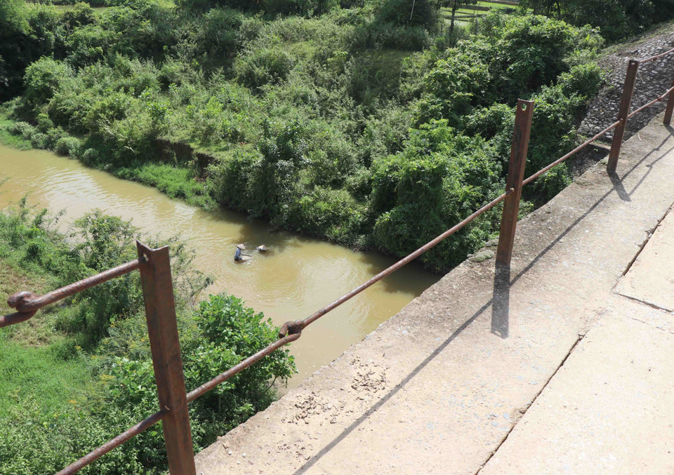 Một bên lan can đã bị “thiếu hụt” từ nhiều năm nay, tiềm ẩn mối nguy hiểm đối với người, phương tiện tham gia giao thông. (Ảnh: Xuân Tiến/TTXVN)