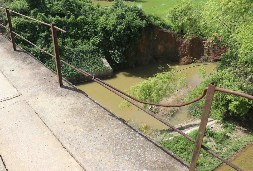 Hệ thống lan can giữa cầu máng đã gãy đứt, không đảm bảo an toàn cho người và phương tiện lưu thông qua đây. (Ảnh: Xuân Tiến/TTXVN)