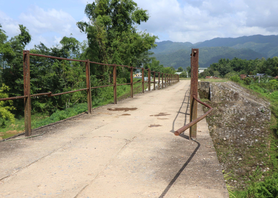 Thanh ngang của hệ thống lan can trên cầu bị bung bật, rất nguy hiểm cho người tham gia giao thông. (Ảnh: Xuân Tiến/TTXVN)