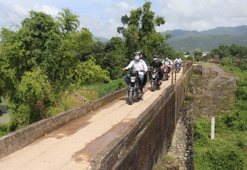 Mỗi ngày có hàng trăm lượt người, phương tiện qua lại, trong đó có rất nhiều em học sinh phải qua đây để tới trường mặc cho nguy hiểm luôn rình rập. (Ảnh: Xuân Tiến/TTXVN)