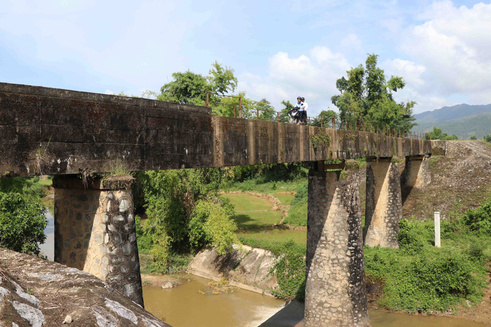 Tại cây cầu này đã từng xảy ra trường hợp người đàn ông chở cỏ đi qua cầu bị ngã cả người lẫn xe xuống suối và đã dẫn đến tử vong. (Ảnh: Xuân Tiến/TTXVN)