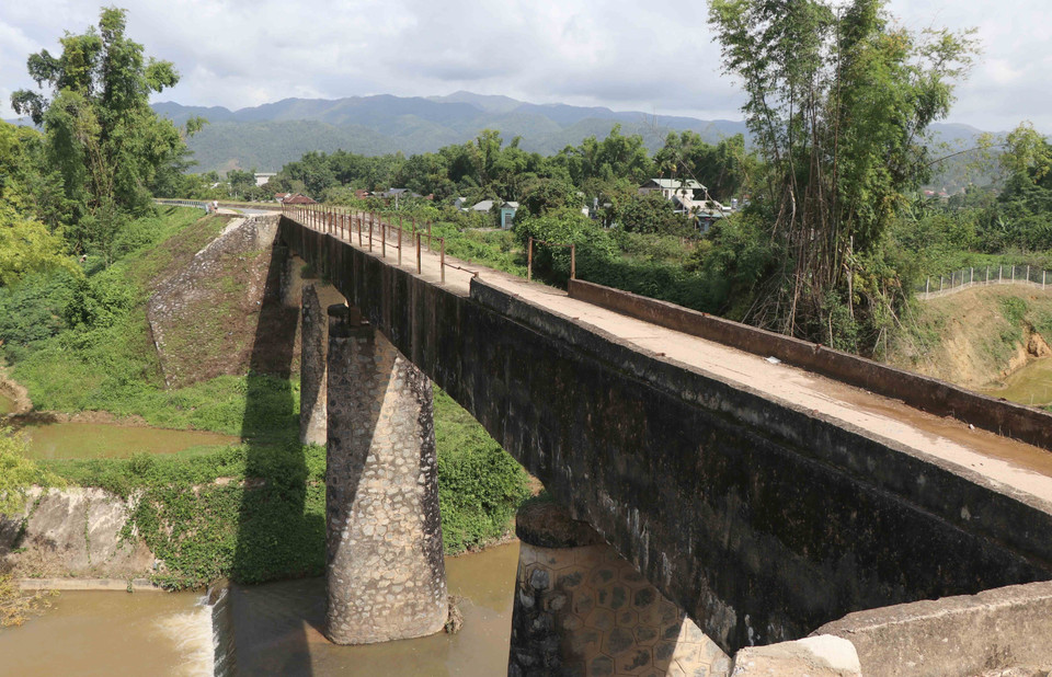 Cầu máng là cống hộp dài hàng chục mét, bắc qua suối cạn cao hơn 10 mét, có chức năng “dẫn thủy, nhập điền” cung cấp nước cho cánh đồng Mường Thanh và là con đường thông thương hàng hóa, đi lại của người dân trong khu vực. (Ảnh: Xuân Tiến/TTXVN)