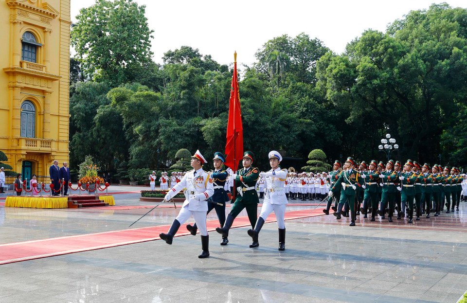 Thủ tướng Nguyễn Xuân Phúc và Thủ tướng Cộng hòa Armenia Nikol Pashinyan tại lễ đón. (Ảnh: Thống Nhất/TTXVN)